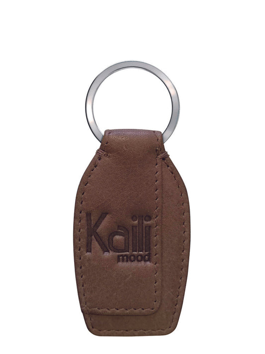 K10753IB | Portachiavi in Vera Pelle pieno fiore, con leggera grana. Colore Fango. Anello Nickel Lucido. Dimensioni totali: cm 3,5 x 9 x 0,5. Confezione: Gift Box rigido fondo/coperchio-0