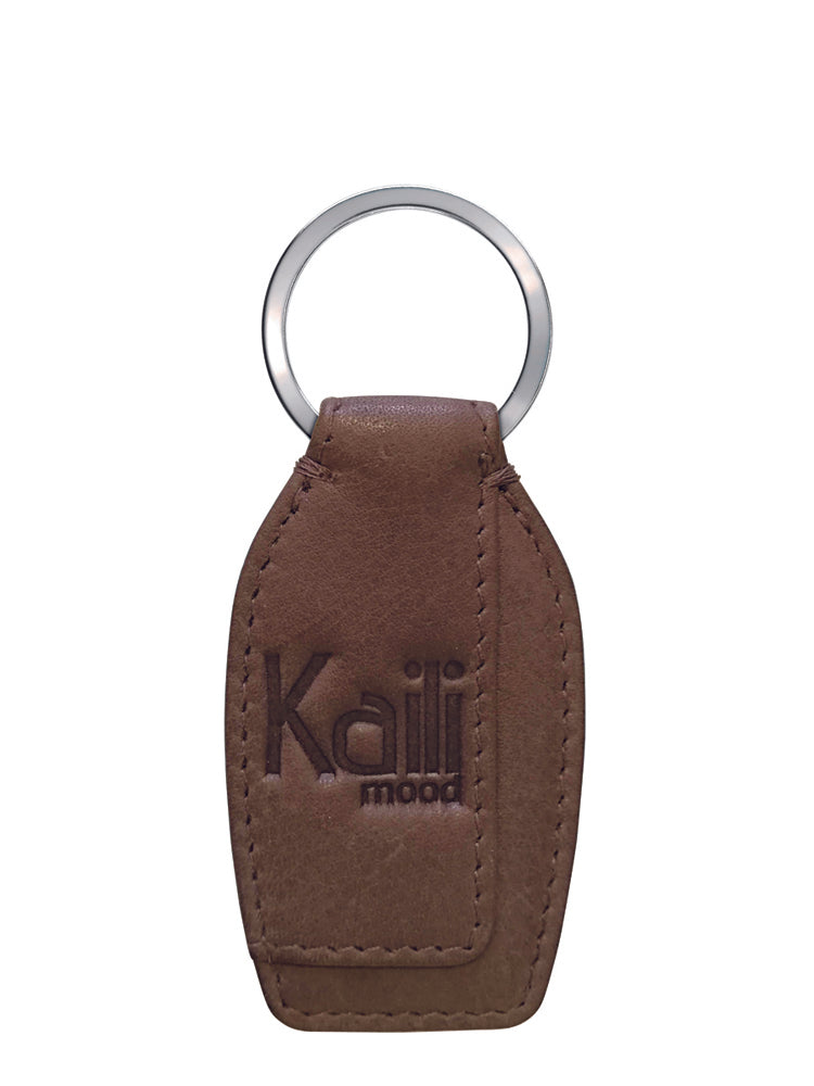 K10753IB | Portachiavi in Vera Pelle pieno fiore, con leggera grana. Colore Fango. Anello Nickel Lucido. Dimensioni totali: cm 3,5 x 9 x 0,5. Confezione: Gift Box rigido fondo/coperchio-0